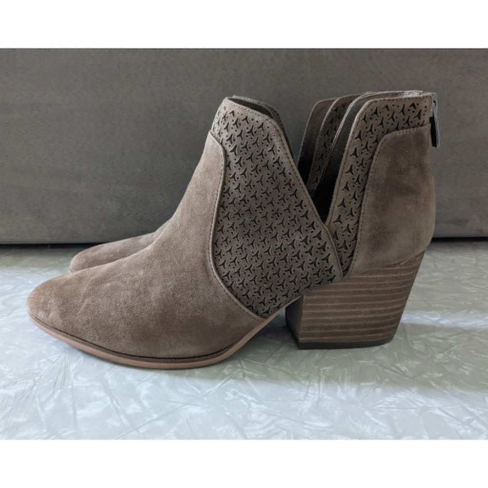 Vince Camuto‎ Norva Brown Suede Laser Cut Perforated Block Heel Booties Size 9.5